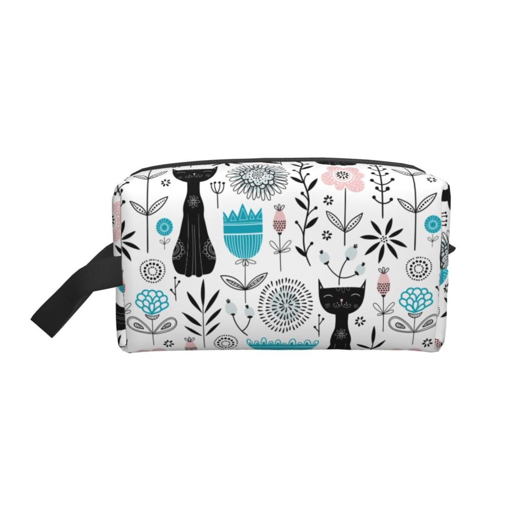 Niedliche Schwarze Katze und Blumen